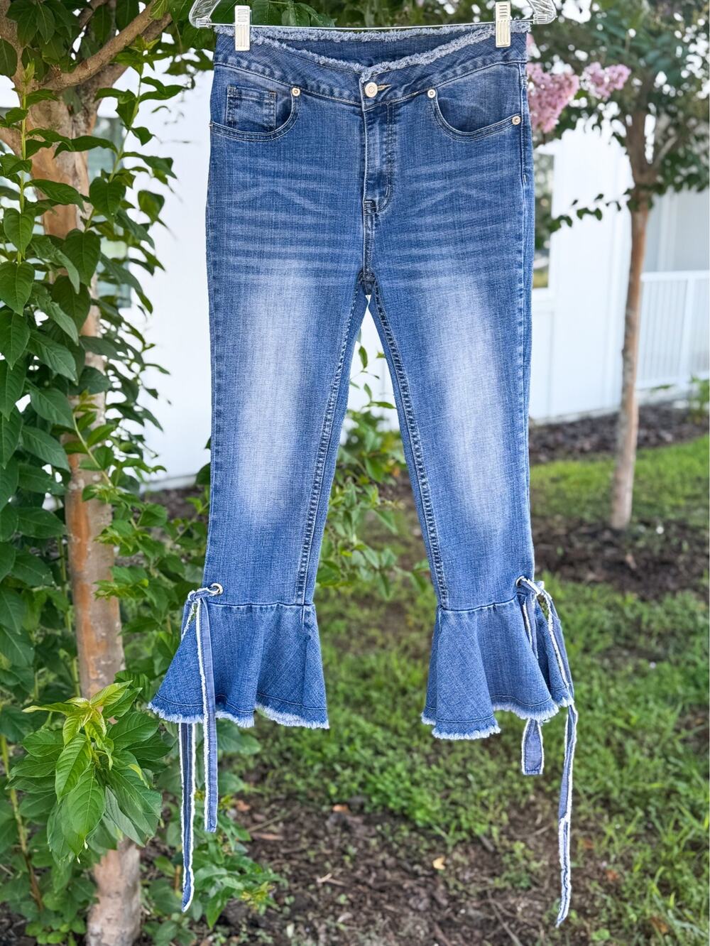 Gianni Bini Sweet Belle Ruffle Flare Jeans Medium Cropped Bow Tie Raw Hem
